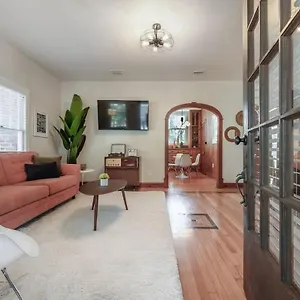 Mid-century Manor Close To Downtown And Food Spots Apartment
